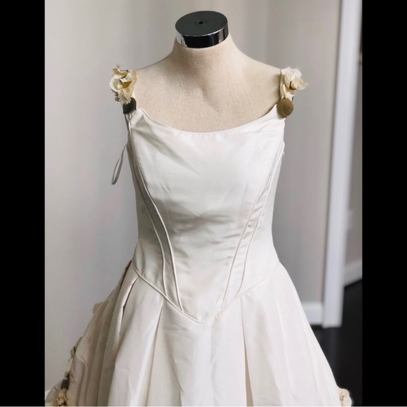 Vintage Ivory Pronovias Wedding Dress with rosette trim - Picture 3 of 12